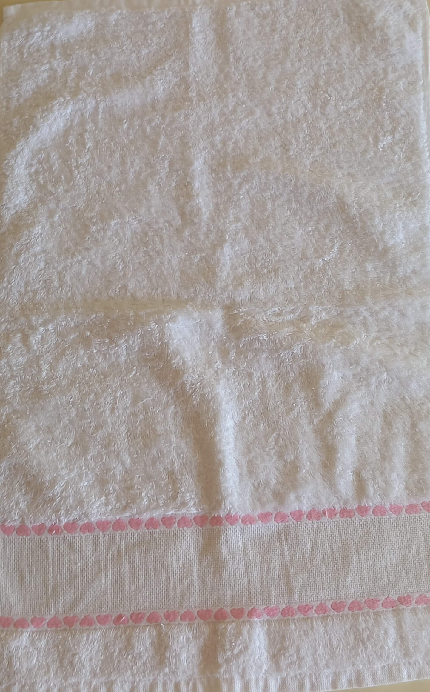 Asciugamano da ricamare a punto croce con motivo a cuori rosa