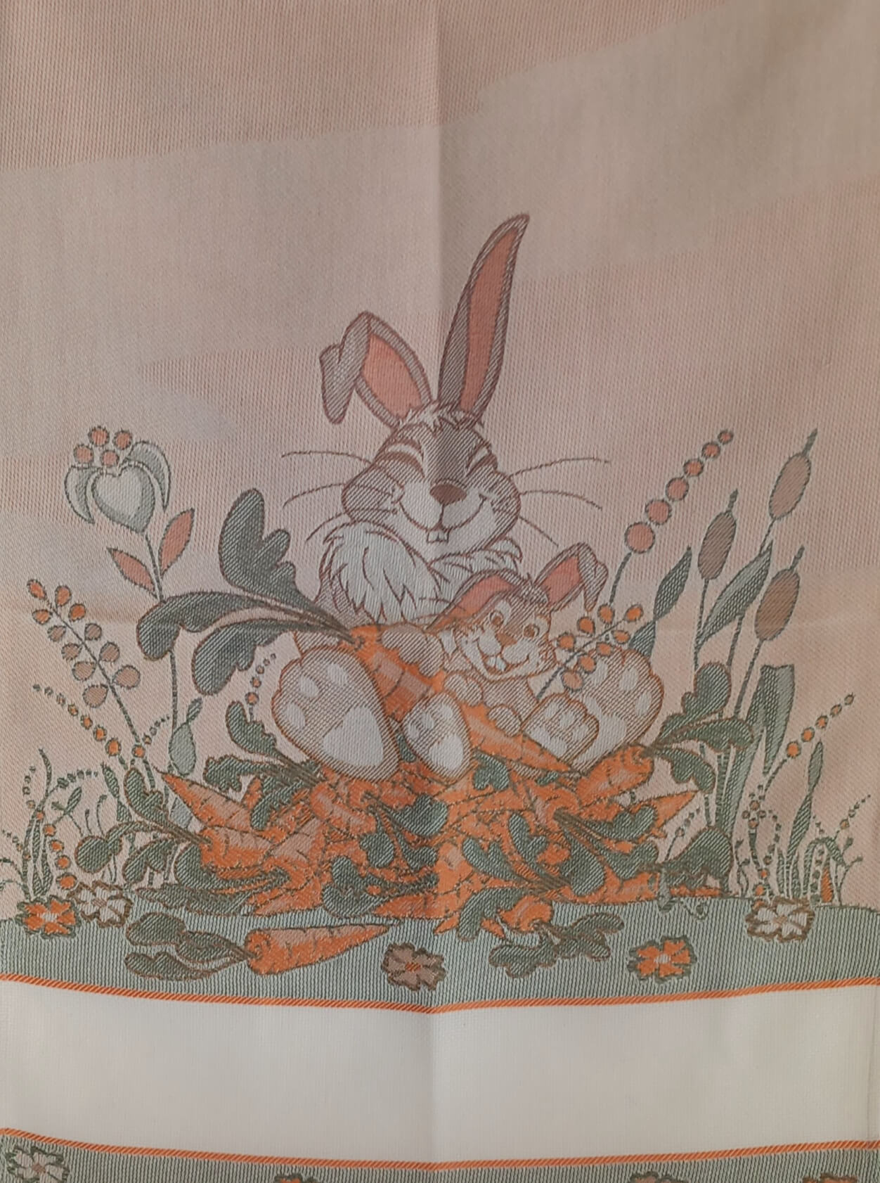 Asciughello / strofinaccio da ricamare a punto croce Bunny della tessitura artistica chierese. sfondo arancione