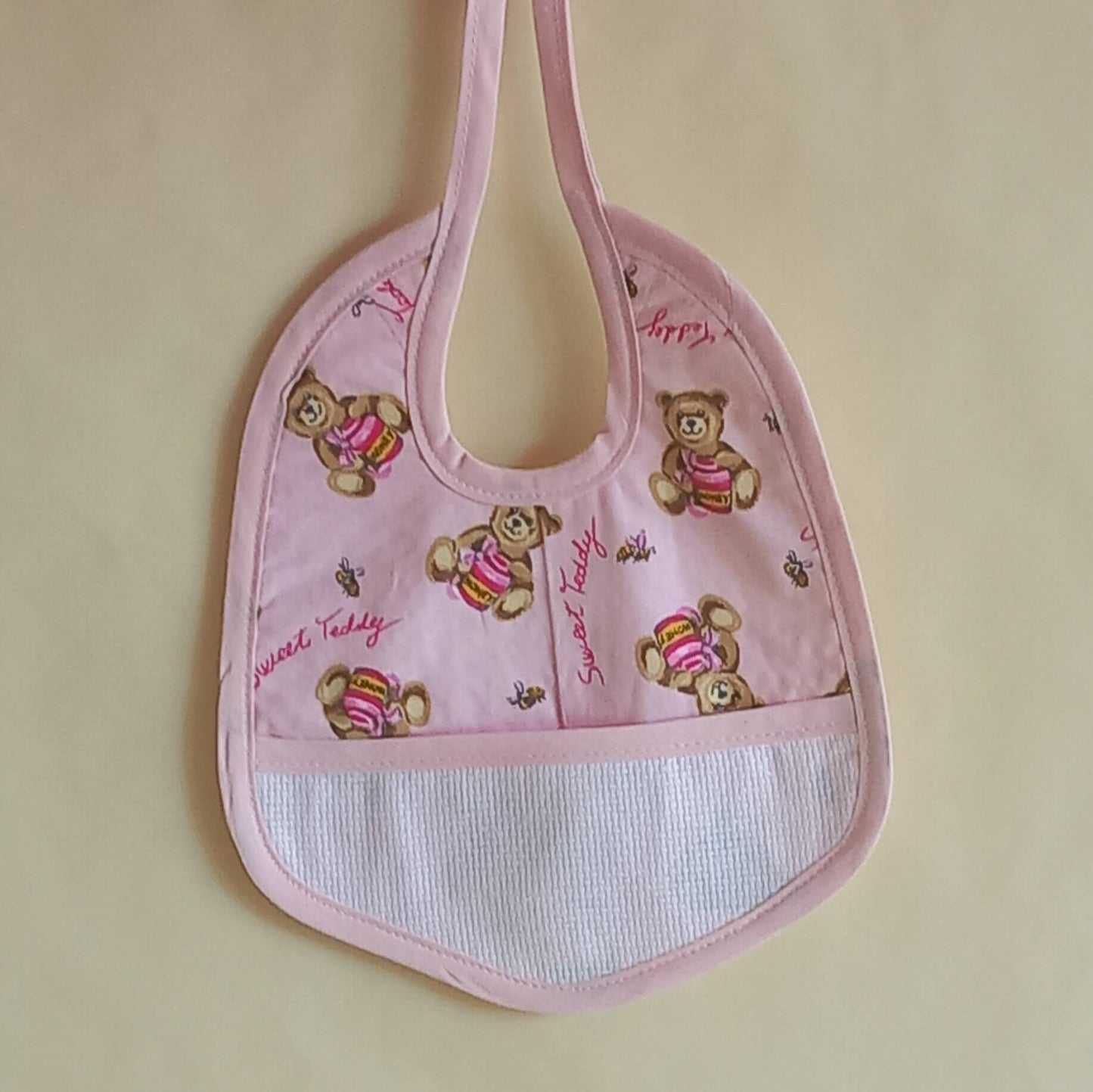 Bavaglino da ricamare a punto croce con tasca in tela aida, stofa con orsetti. colore rosa
