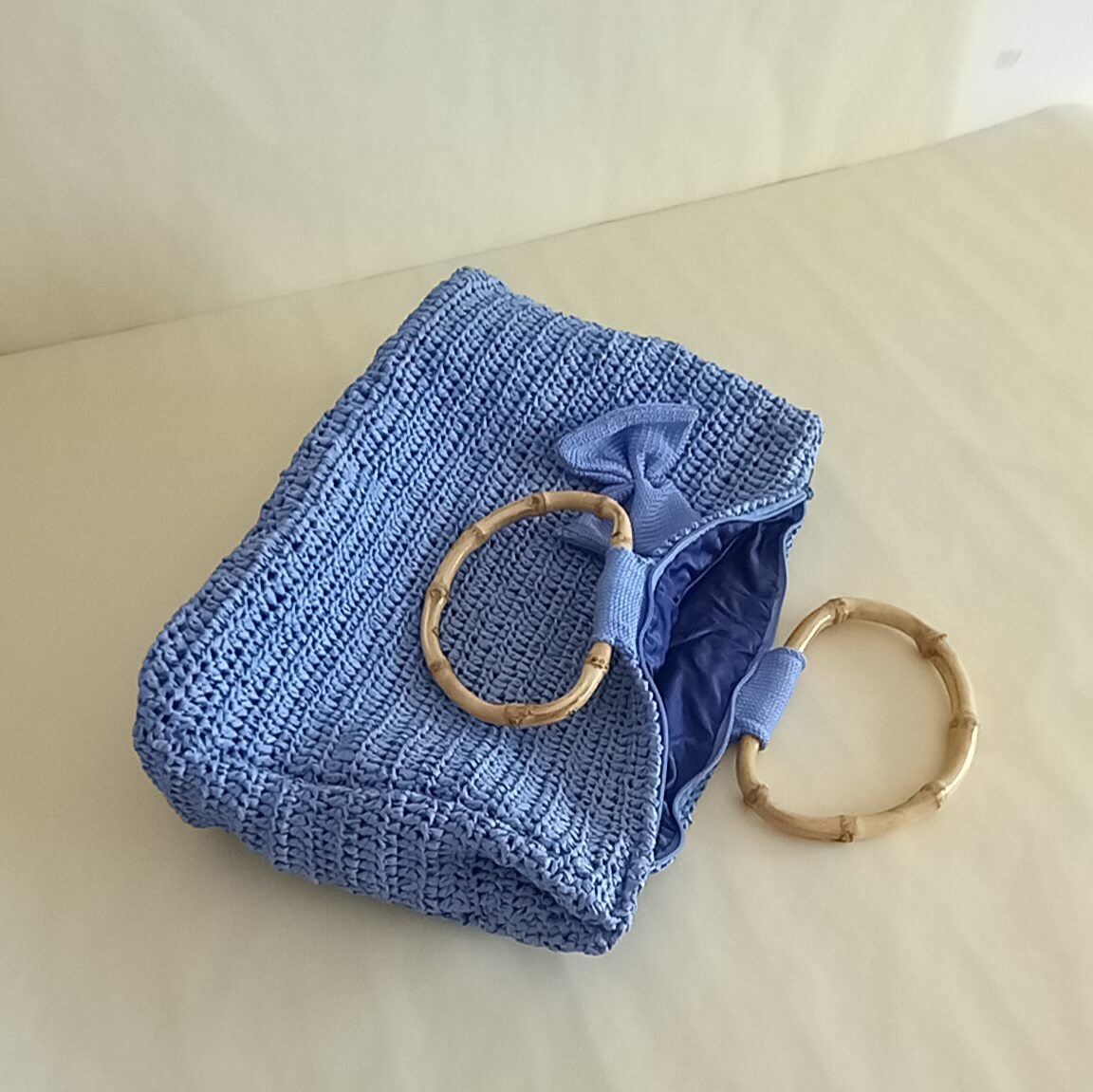 Romantica: borsa in rafia. Fa parte della categoria delle borse artigianali. Particolare della odera interna.