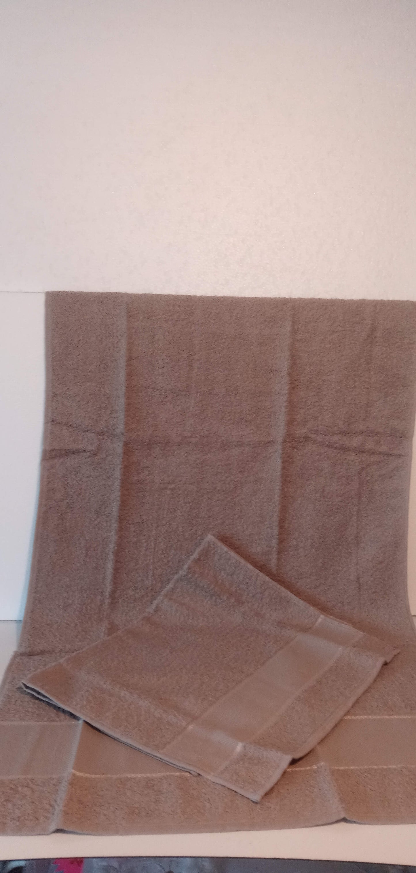 coppia di asciugamani in cotone con striscia in tela aida da ricamare a punto croce. Colore fango
