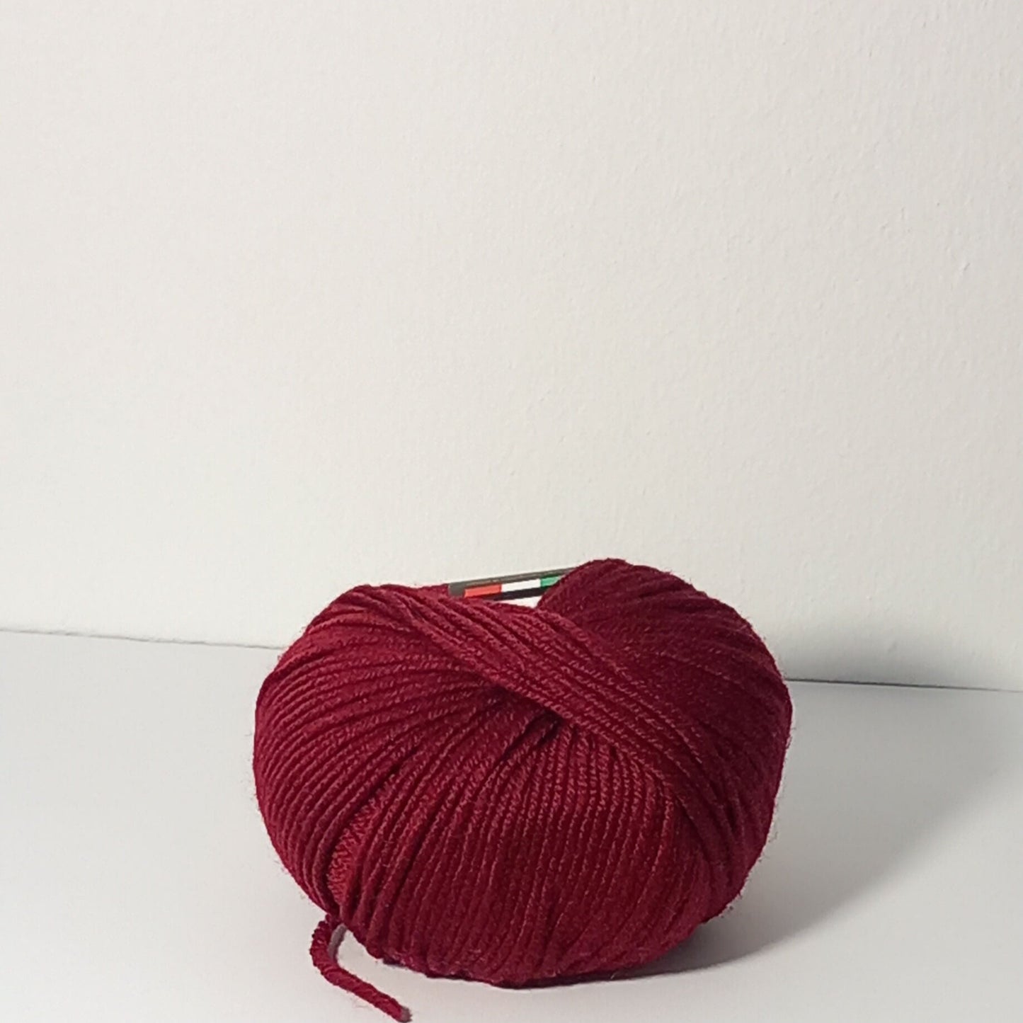 Merino Soft gomitolo di lana merinos irrestringibile e dai colori solidi. Bordeux