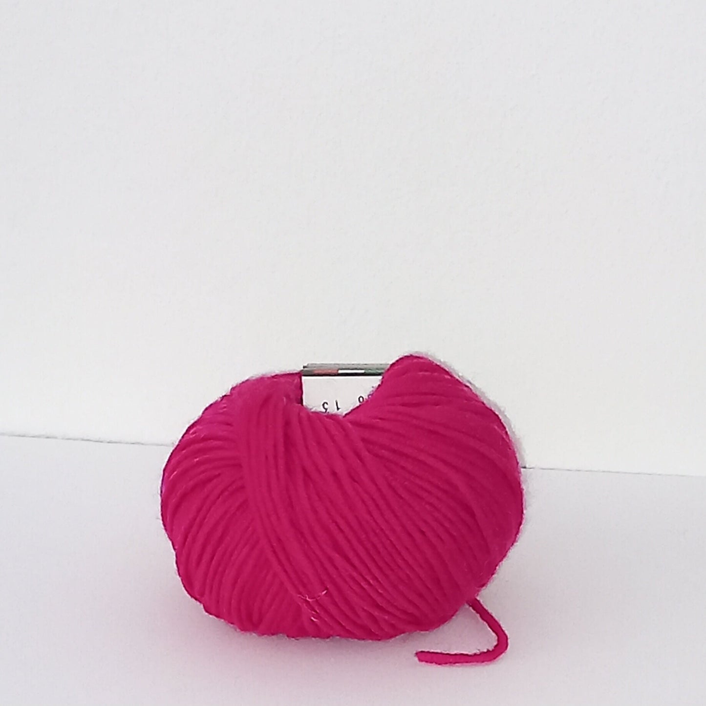 Merino Soft gomitolo di lana merinos irrestringibile e dai colori solidi. Fucsia
