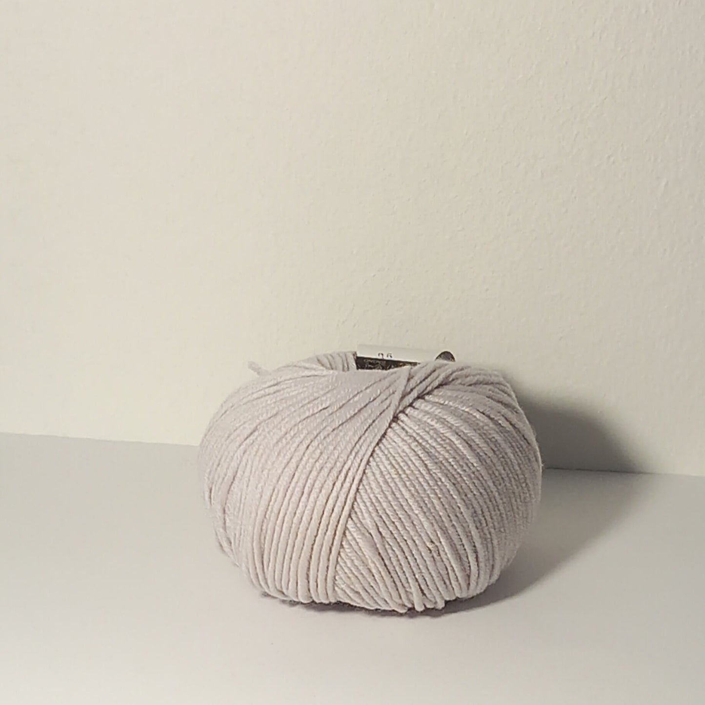 Merino Soft gomitolo di lana merinos irrestringibile e dai colori solidi. Grigio perla