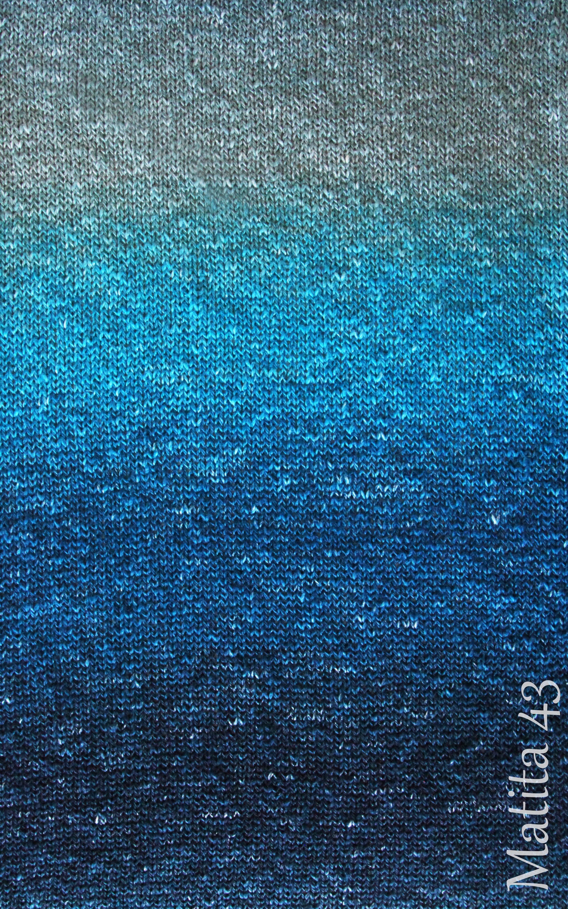 Gomitolo di cotone e canapa per lavorare a maglia. Adriafil. Sfumature del mare.