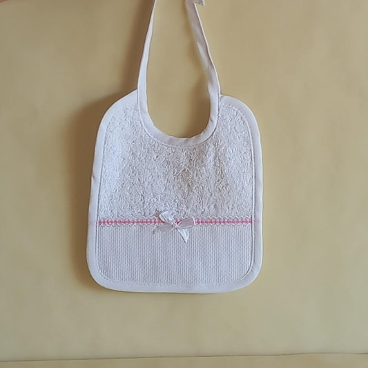 Bavaglino da ricamare a punto croce con fiocco. Stoffa di spugna di cotone con nastro color rosa