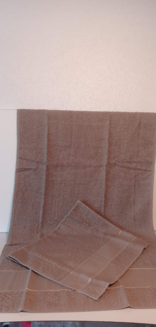 coppia di asciugamani in cotone con striscia in tela aida da ricamare a punto croce. Colore fango