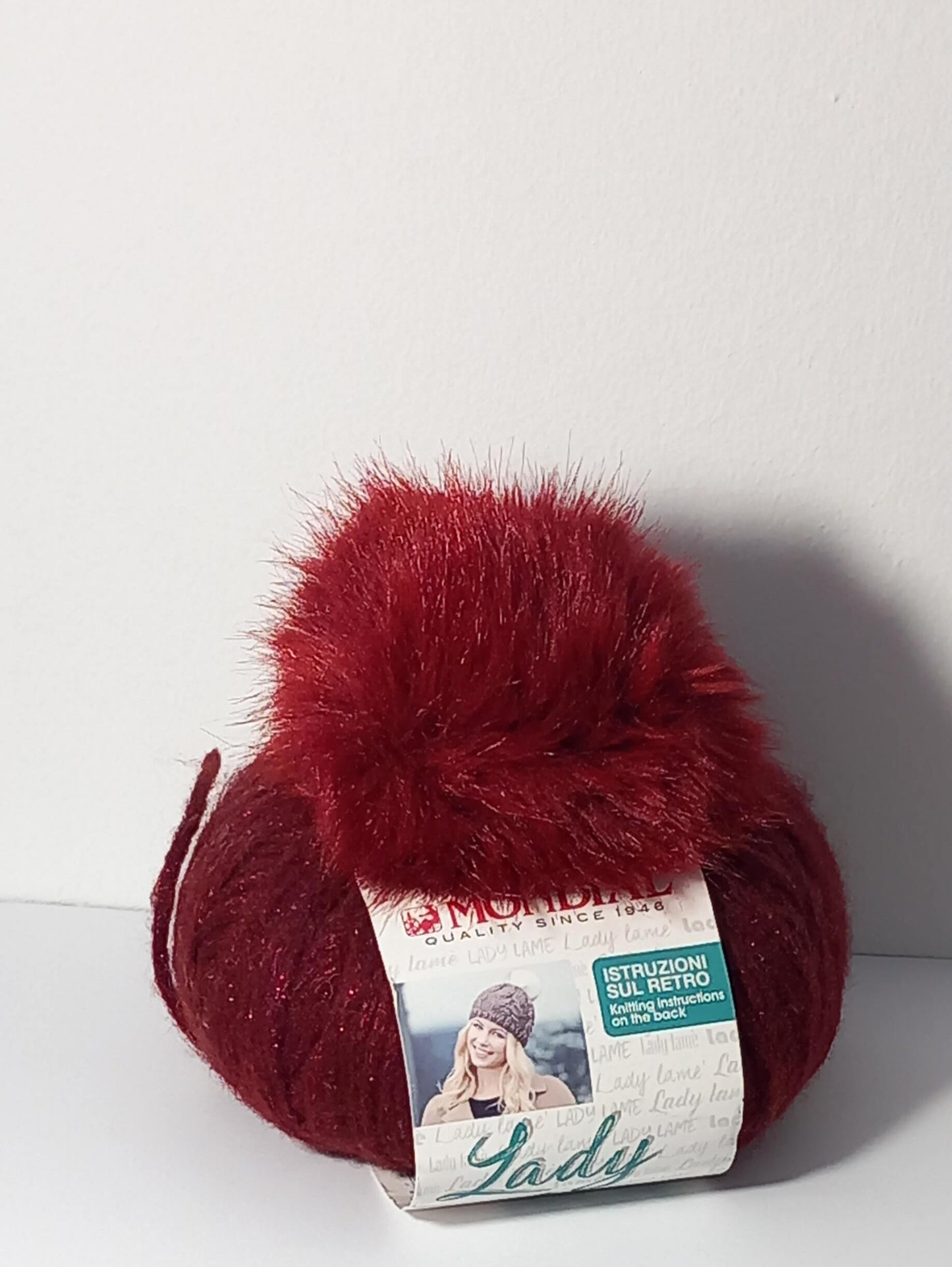 kit per lavorare a maglia un berretto di lana con pon pon colore rosso