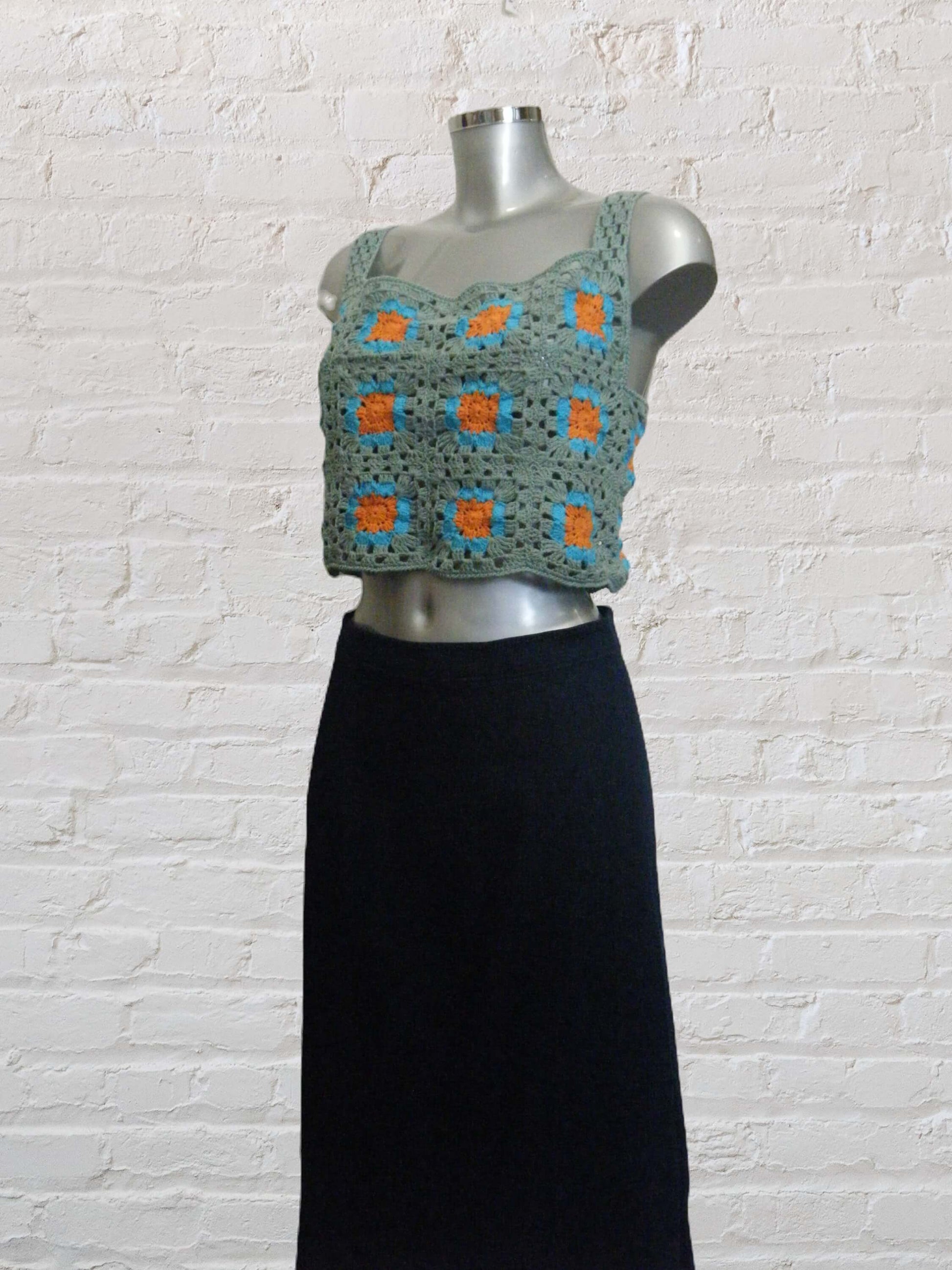 Crop Top Floreale in cotone biologico lavorato all'uncinetto 